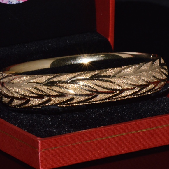 GORGEOUS 14K SOLID GOLD ENGRAVED LEAVES STACKING BANGLE BRACELET - Picture 13 of 14